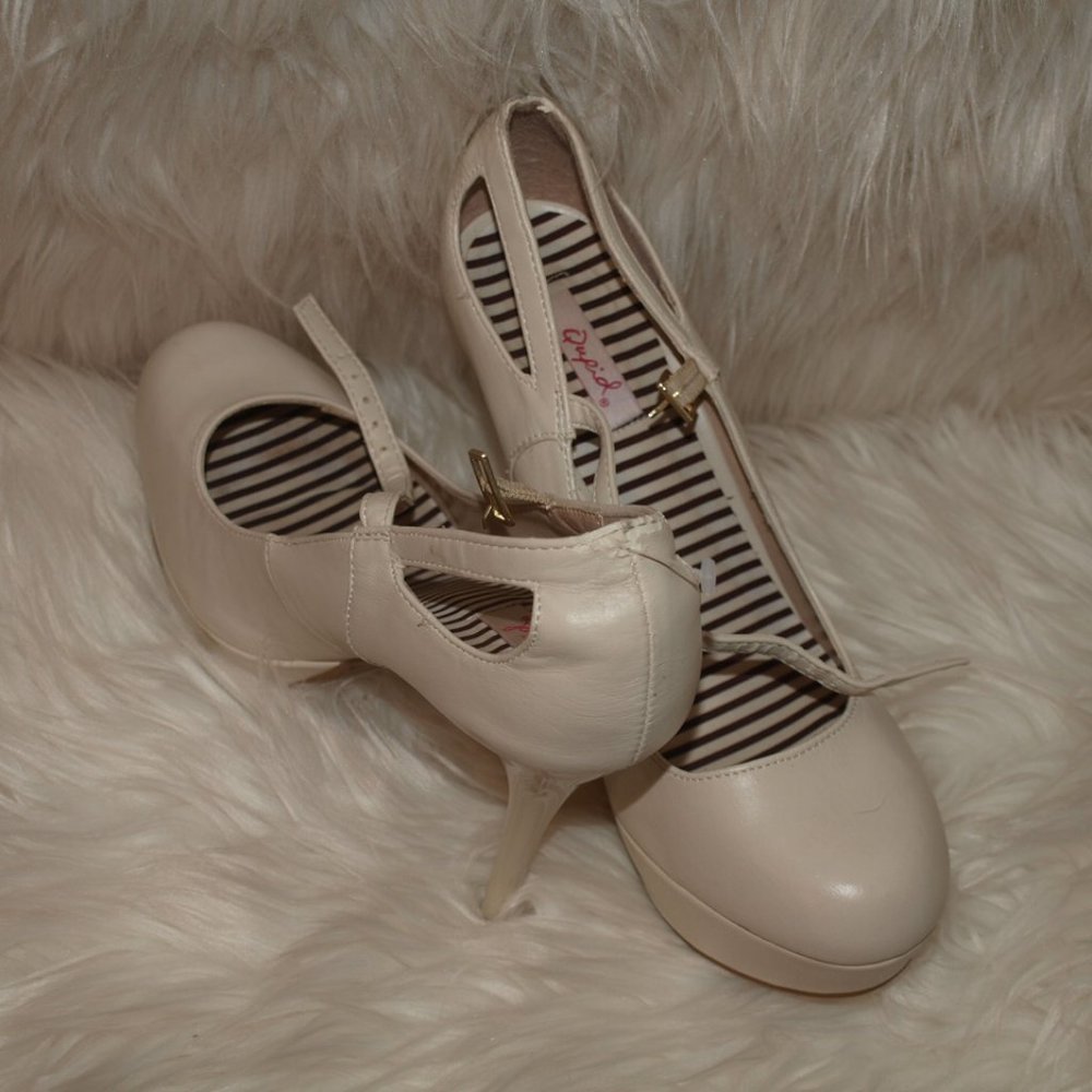 Ivory HEELS BY QUPID SIZE 9 GENTLY USED FOR PHOTO SHOOT